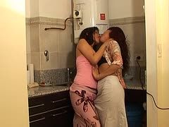 Zwei exotische aussehenden Mädchen küssen sich
