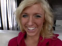Blonde Milf versenkt Megarohr