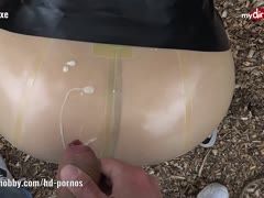 Blonde liebt Sperma auf ihren Nylons