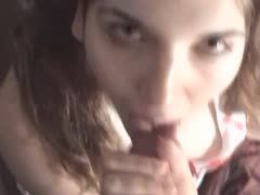 Augenkontakt während sie POV Blowjob macht