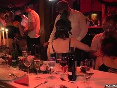 Im Sexclub wird maskiert durcheinander gefickt