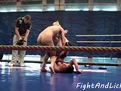 Lesben beim Wrestling mit Lecken