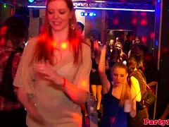Hobbynutte will shaken und Blowjobs auf der Feier genießen