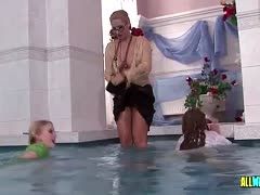 Luxusluder tragen geile Klamotten beim Baden