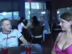 Im Restaurant vor allen anderen gefickt