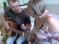 Beim Gitarre spielen wird Stiefmutter geil
