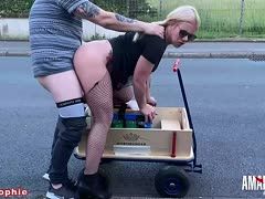 Blondes Tittenluder poppt am Parkplatz