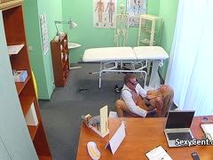 Arzt fickt im Krankenhaus die Blonde