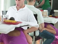Unter dem Tisch bekommt er von der Stiefmutter einen Blowjob