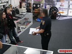 Fake Bulle vögelt die Diebin zur Strafe