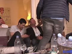 Bebrillte Dunkelhaarige treibt es auf der Männerparty mit einem Stecher