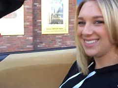 Vollbusige Blondine wird gefickt