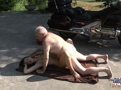 Alter Bock und Teengirl poppen im Freien