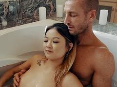 In der Wanne die junge Asiatin gefickt