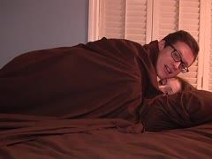 Das Pärchen treibt es geil im Bett