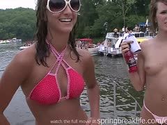 Die Blonde macht sich auf der Yacht nackig