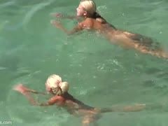 Touristen schwimmen gerne nackig im Meer