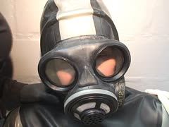 Maskensklave muss erzogen werden